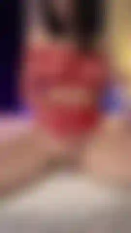 Un regalo speciale per voi ragazzi! Che gioca con la mia figa bagnata e il mio dildo vibrante fino a venire e gocciolare sul tuo cazzo!