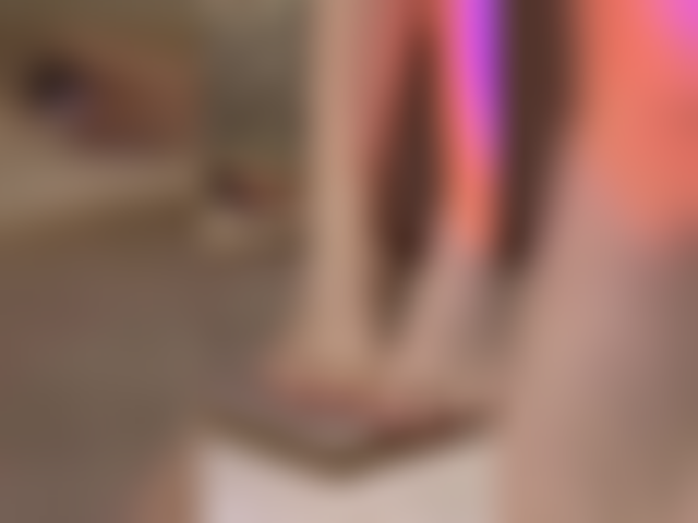 Piedi nudi molto vicini, pedicure, stuzzico i piedi.