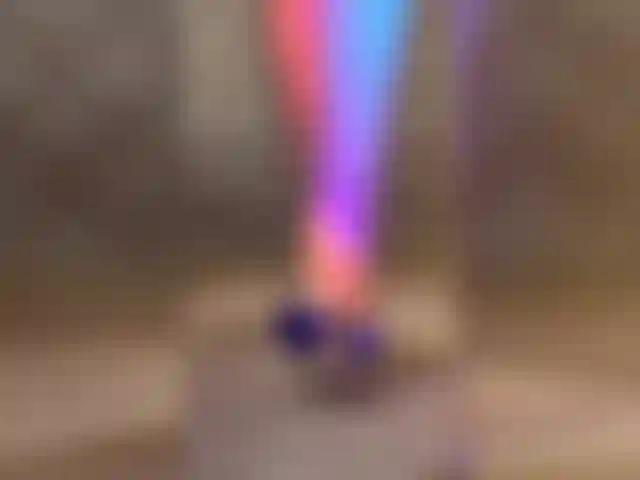 A piedi nudi su tacchi alti e aperti.