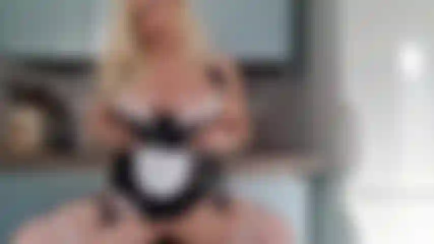 La donna delle pulizie si scopa in cucina con un dildo nero.