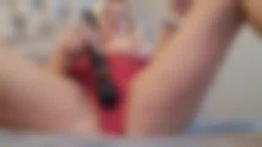 La milf viene nelle sue mutandine, inzuppando le mutandine.