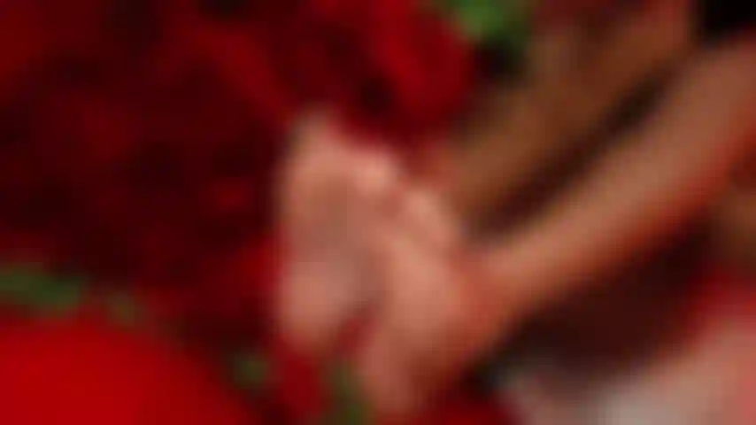 Assaggia i miei piedi nei giorni di san valentino.