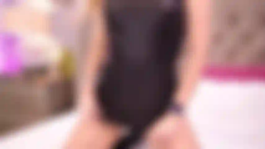 Felisha bionda sexy che prende in giro con stivali neri.