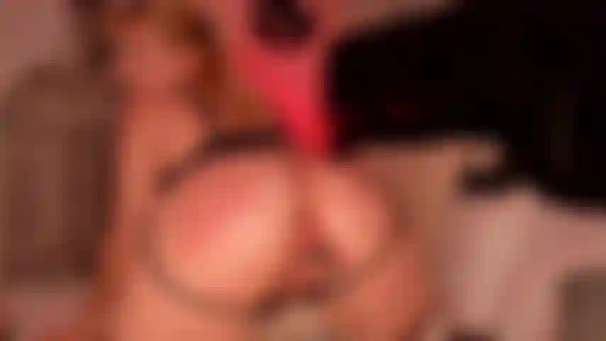Mi faccio scopare il buco del culo stretto con il fuck machine 🍑.