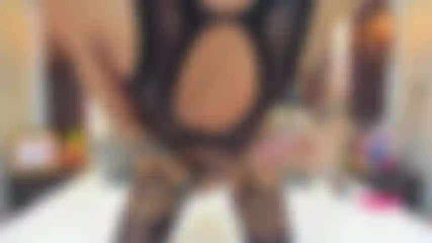 Culo grosso, gioco con le dita in modo eccitante.
