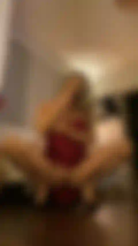 Lo stripease sexy della pornostar anita dark e il ditalino nella fica (viene forte alla fine)!