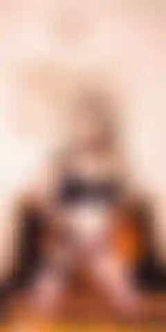 Anita scura come una gattina sexy.