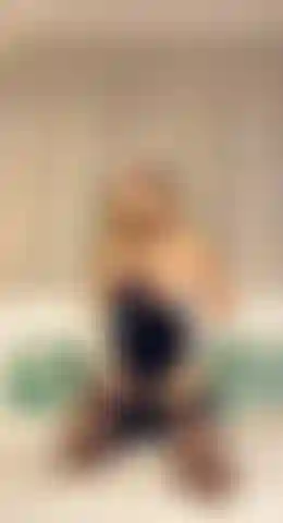 Anita dark, la sexy coniglietta pasquale, che si scopa forte la figa.