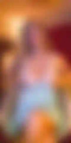 La figa calda di anita dark scopa sulla sedia.