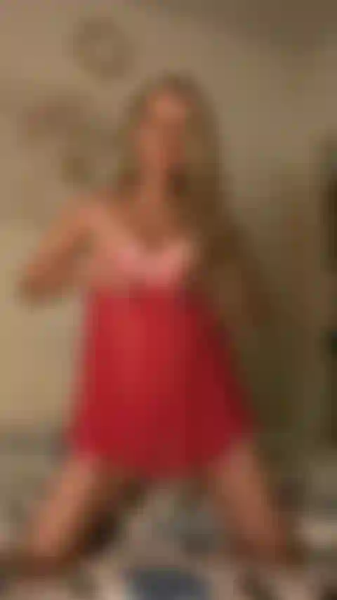 La sexy pornostar anita dark sta giocando con la sua figa a letto (prima si spoglia sexy e poi si sditalina la figa con forza).