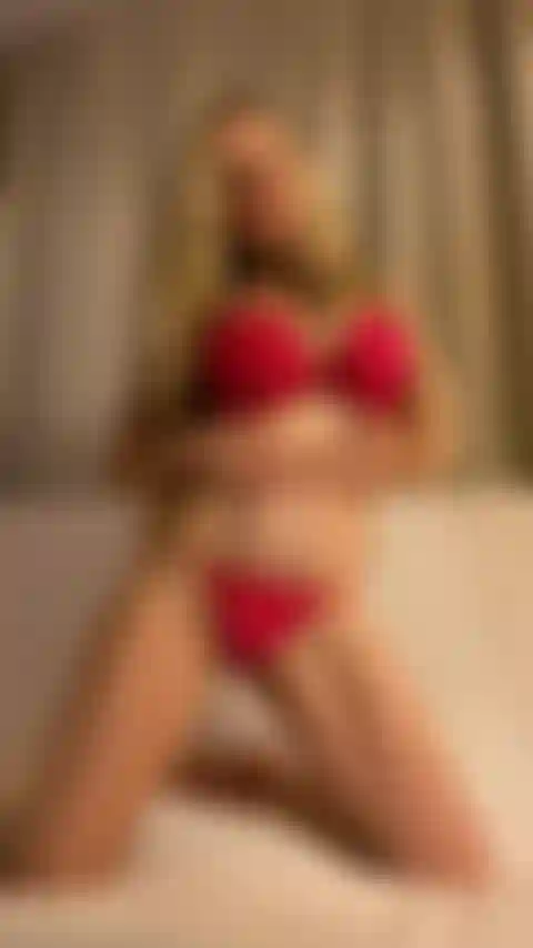 Spogliarello di lingerie rossa - diteggiatura della fica della pornostar anita dark.