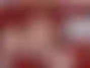 La gravidanza gioca con un vestitino rosso.