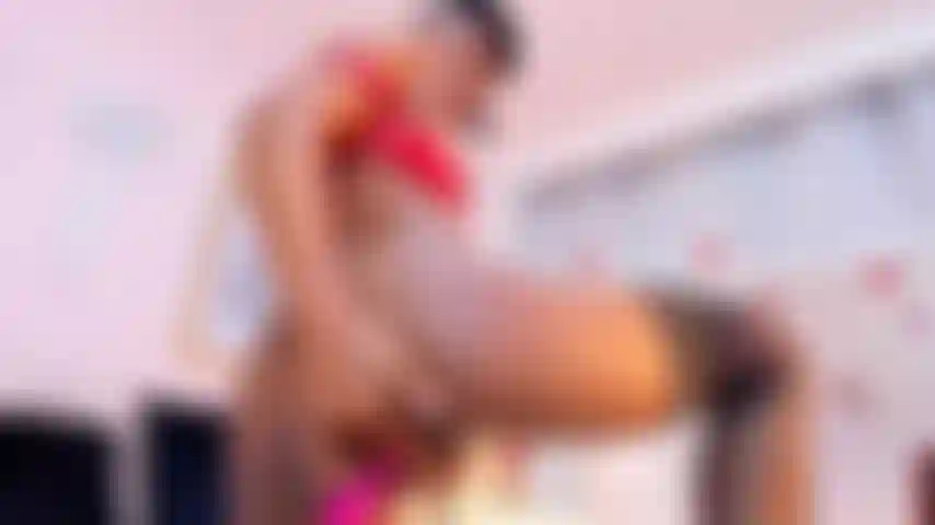 Vieni e vieni in entrambi i miei buchi, ano e figa molto salivanti e cavalca un dildo veloce.