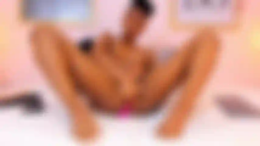 Sesso di soddisfazione troppo caldo, mi masturbo forte e le tette sono molto salivate.