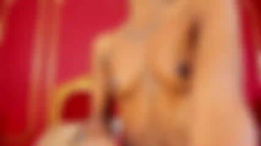 Succhiando e scopando un clitoride caldo con un dildo.