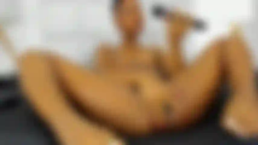 Il mio grande clitoride vibra.