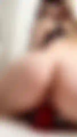 Da vicino cavalcando un grosso dildo rosso da dietro.