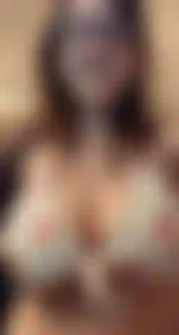 Prendo in giro grandi tette con un piccolo bikini.