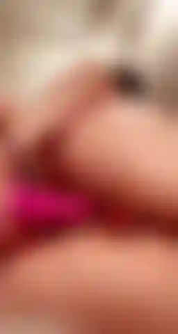 Da vicino mi fotto con il vibratore con il mio bel butt plug rosso inserito ;).