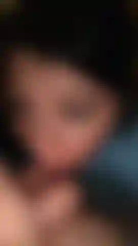 Faccio scivolare la mia lingua morbida sul tuo cazzo duro e sulle tue palle.