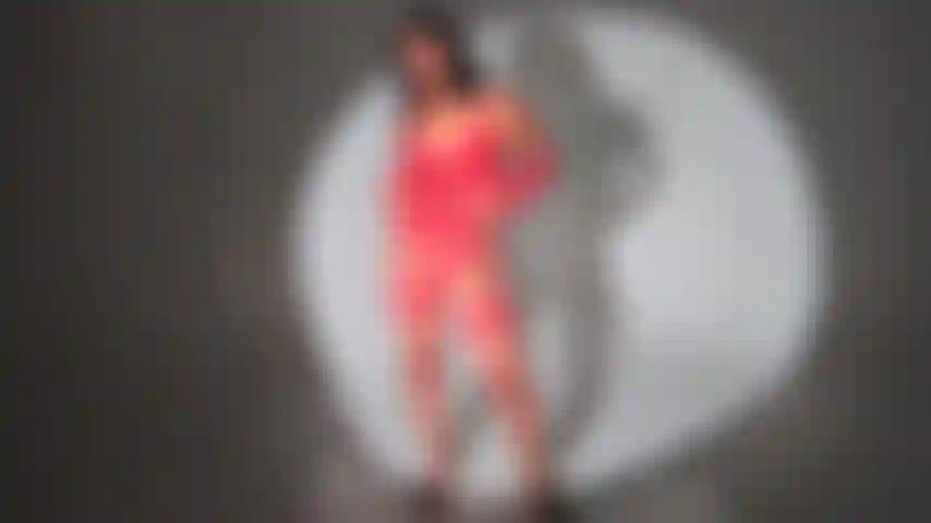 Una ragazza sexy in lingerie rossa.