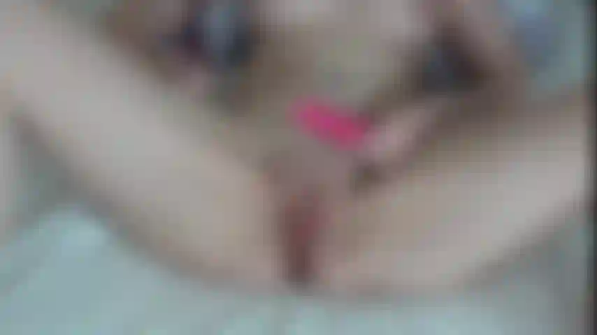 Due giocattoli! Mi scopo la figa con un vibratore mentre uso il mio potente vibratore per farmi venire l'orgasmo, è così bello e tante chiacchiere sporche con il mio accento inglese... Fortunata!