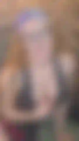 Strofino il cuscino, cavalco il dildo, mi massaggio la figa e poi un'eiaculazione... Ho cavalcato il mio nuovo cuscino, e repsog guardava da dietro la telecamera. Poi lui strofina il suo cazzo contro la mia figa, e viene su tutte le mie tette. Così eccitante!