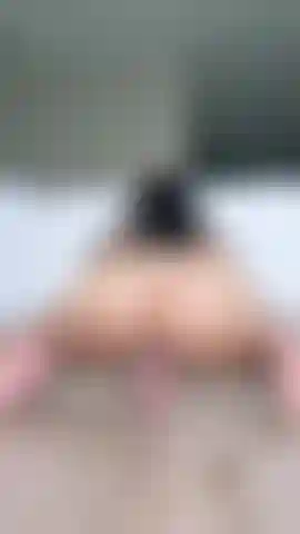Cavalcata lenta su un cazzo bianco grosso.