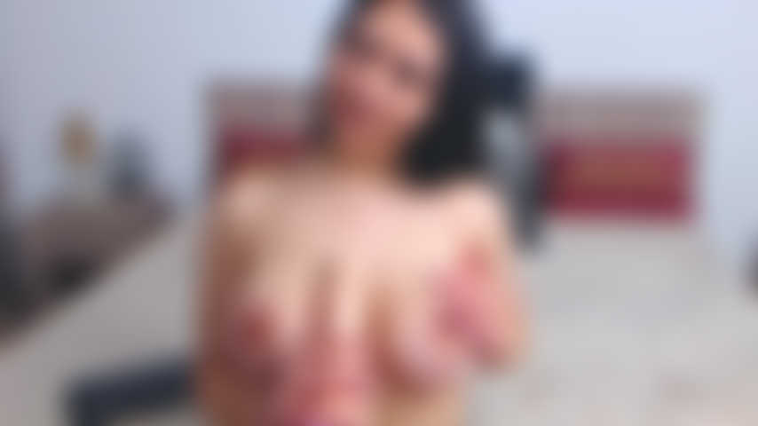 Lasciami succhiarti il ​​cazzo, sputarci sopra e stuzzicarti con il mio corpo nudo.