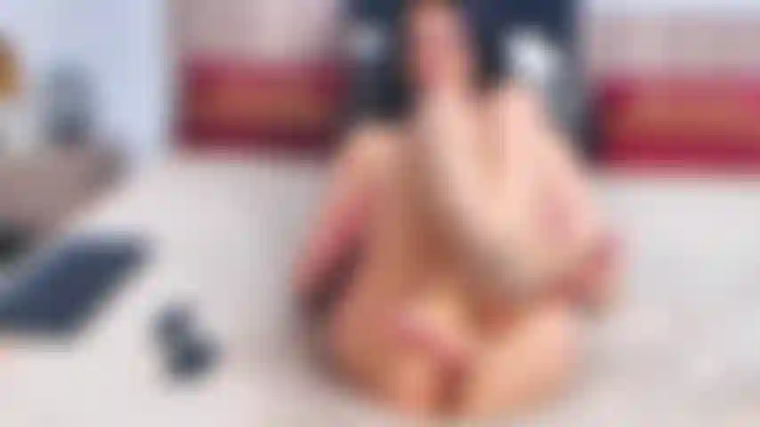 Leccami i piedi e la figa, guardami giocare con la mia figa rosa per te.