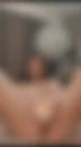 Guardami mentre mi scopo la figa e parlo sporco con te.