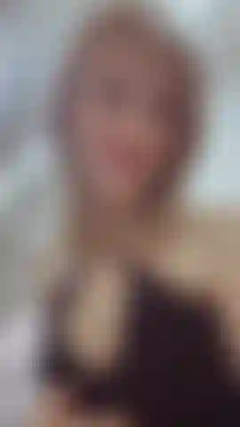 Il tessuto sottile cade dolcemente sul corpo, delineando la silhouette. C'è una sfida nei suoi occhi, e la grazia di un predatore nei suoi movimenti.