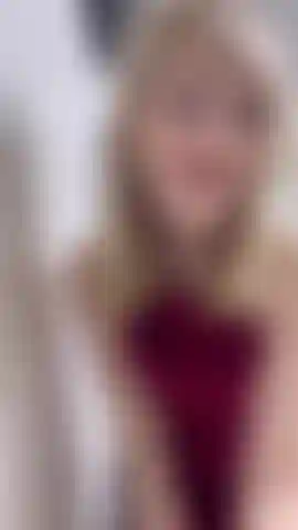 Vestito di rosso.