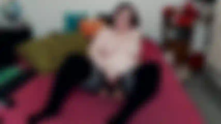 Ho le tette in fuori e mi sfrego le mutandine.