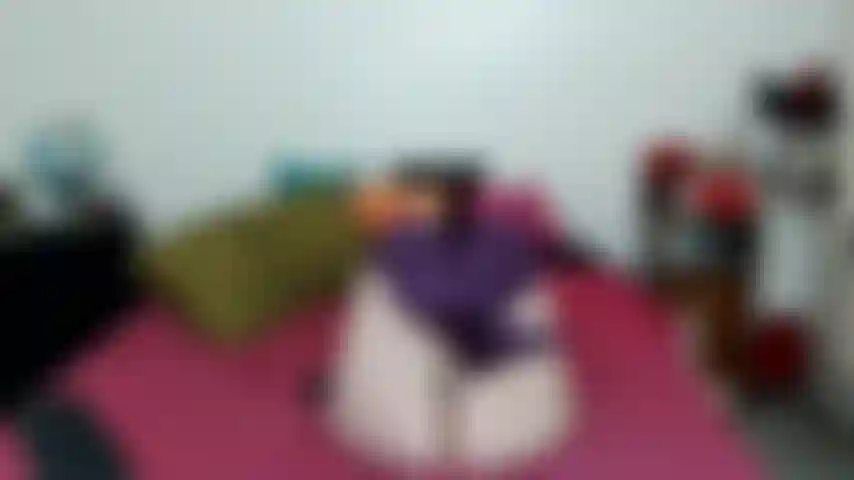 Stuzzicante gamba viola all'altezza della coscia.