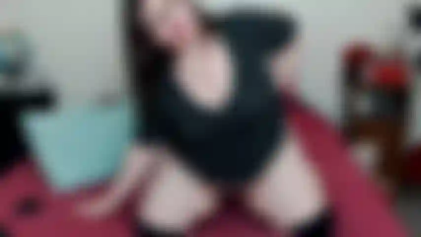 Mi spoglio e mostro entrambi i buchi.