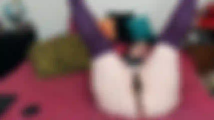 Calze autoreggenti viola e perizoma minuscolo *nessun suono*.