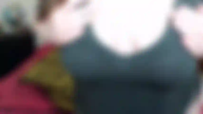 Gioco sensuale del seno in un maglione grigio *nessun suono*.