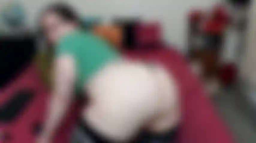 Faccio twerking con perizoma nero e top verde *nessun suono*.