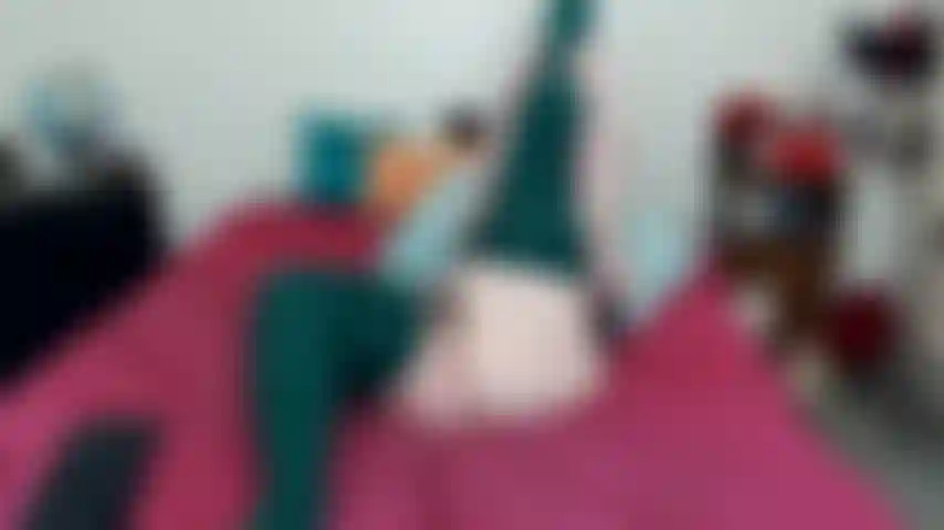 Calzini verdi alti alla coscia *nessun suono*.