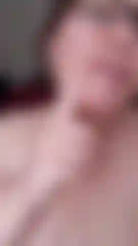 Pulizia del viso con le dita.