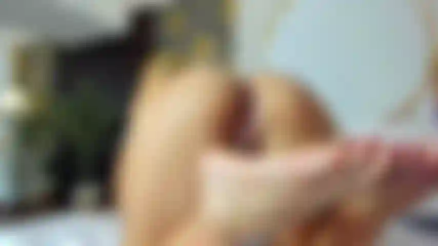 Apro la mia figa bagnata e succhio i miei piedi in modo eccitante.!