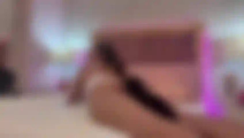 Che gioca con i suoi due giocattoli preferiti, uno nel mio culo e l'altro che mi scopa la figa.