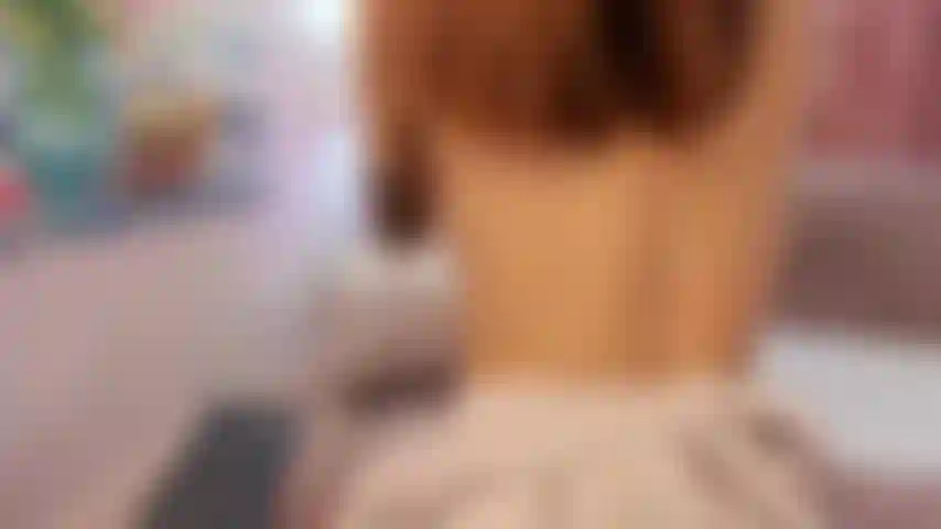 Una ragazza minuta che viene strangolata da un cazzo enorme e poi finisce per farsi scopare.