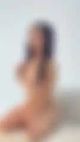 Le mie mani percorrono ogni curva del mio corpo, scivolando lentamente mentre la mia pelle trema a ogni carezza.