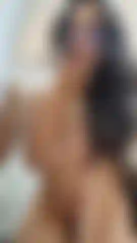 Guarda come le mie dita si perdono nella mia figa bagnata. Vorresti essere tu a farlo?