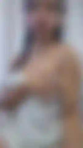 Lascerò cadere il mio tohalla e potrai goderti il ​​mio gioco con le mie dita nella figa.