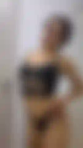 Mi spoglio nel bagno della mia amica.