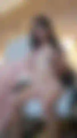 Voglio che tu veda il mio corpo nudo bagnato per te mentre ti masturbi e io apro la mia figa per te.