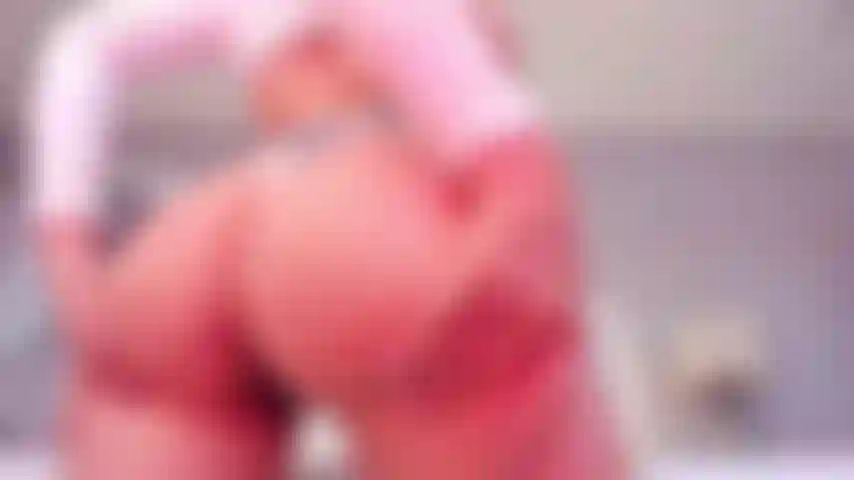 Le mie mutandine a righe nascondono qualcosa di meraviglioso! Preparati a vedere come mi scopo la figa.